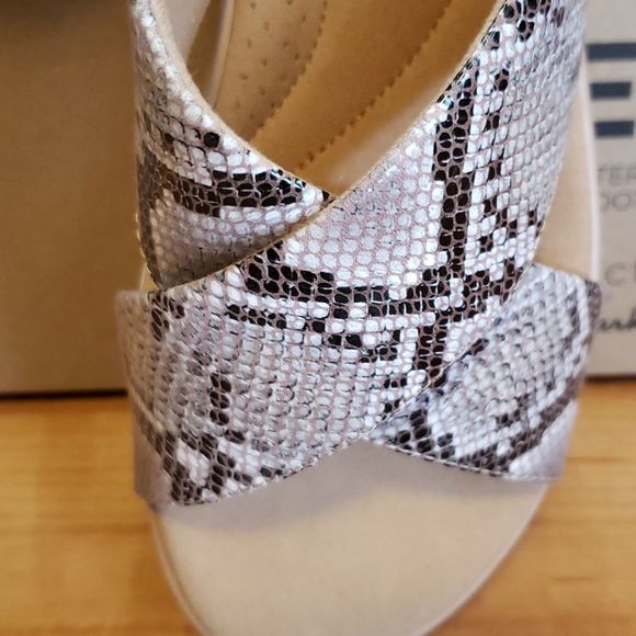 Clarks Wedge Sandals NWOT - Picture 2 of 8